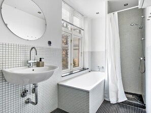 Bathroom - Sanders Stage - Cute 3-bdr Apt Near Nyhavn (Copenhagen)