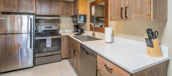 Ski in/out w/amazing views, fireplace, & community pool/hot tub/gym - Slopeside Shoshone Condo