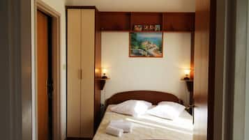 1 slaapkamer, een strijkplank/strijkijzer, beddengoed