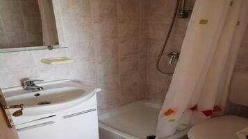 Appartement, 1 slaapkamer, roken, balkon | Badkamer | Een haardroger, handdoeken