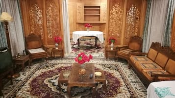 Deluxe Double Room | Living area | 32-inch TV with satellite channels, fireplace