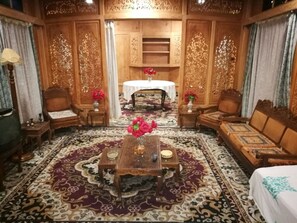 Deluxe Double Room | Living area | 32-inch TV with satellite channels, fireplace