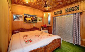 Premium bedding, memory-foam beds, desk, soundproofing - Golden Crest Houseboats (Srinagar)