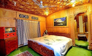 Premium bedding, memory-foam beds, desk, soundproofing - Golden Crest Houseboats (Srinagar)