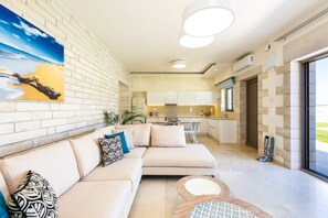 Televisio, videopelikonsoli, leluja, kirjoja