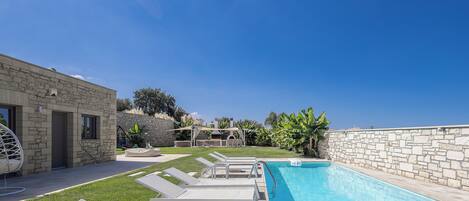 Außenpool, Liegestühle