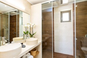 Dusche, Regendusche, Haartrockner, Bademäntel