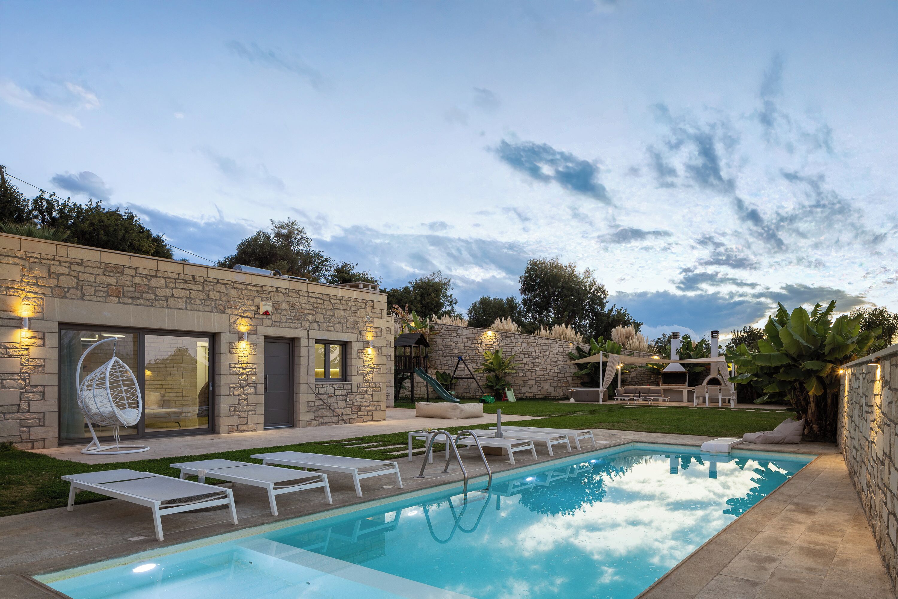 Piscine extérieure, chaises longues