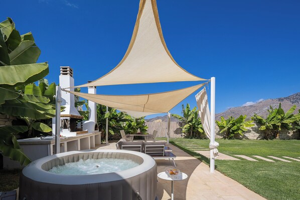 Outdoor spa tub