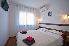 4 bedrooms, desk, iron/ironing board, free WiFi - Luxury villa Maya (Marcana)