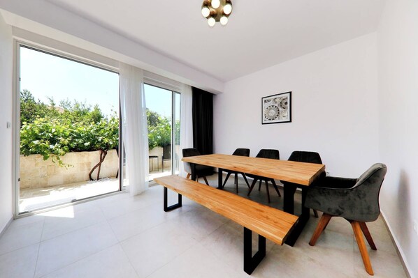 Appartement, 2 chambres, terrasse | Salle à manger