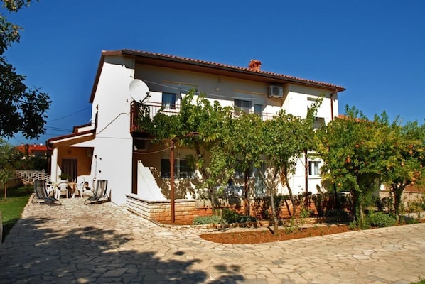 Apartment, 4 Bedrooms, Patio, Garden View | Front of property