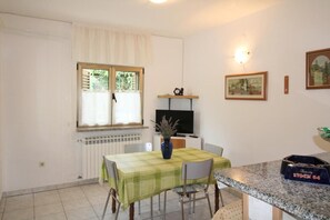 Apartment, 4 Schlafzimmer, Terrasse, Gartenblick | Speisen