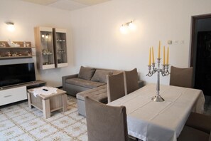 Apartment, 3 Bedrooms, Balcony, Garden View | Living area