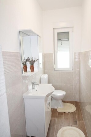 Apartment, 3 Bedrooms, Balcony, Garden View | Bathroom | Hair dryer, towels, shampoo - Barbara's 3 Bedroom Apartment (Liznjan)