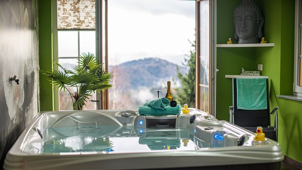 Indoor spa tub - Holiday Home With Hot tub and Sauna Sabina (Logatec)
