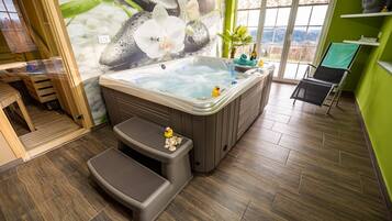 House (Four Bedroom House) | Private spa tub