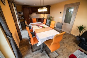 Talo (Four Bedroom House) | Ruokailu omassa huoneessa