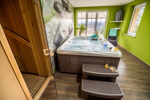 Indoor spa tub - Holiday Home With Hot tub and Sauna Sabina (Logatec)