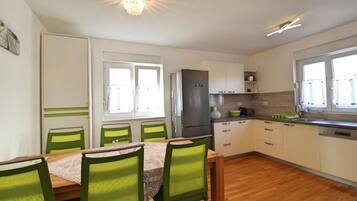 Apartment, 2 Bedrooms, Balcony, Garden View | Dining