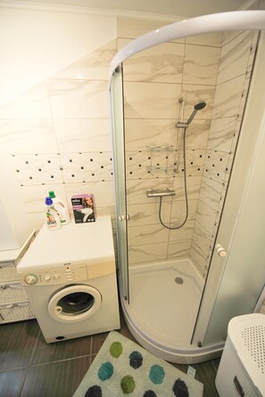 Apartment (Wellness with hot tub&sauna) | Bathroom | Shower, hair dryer, towels