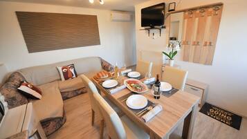 Apartment (Wellness with hot tub&sauna) | In-room dining