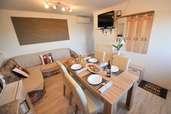 Apartment (Wellness with hot tub&sauna) | In-room dining - Apartments Jernej (Brezice)