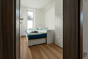 House (Three bedroom house) | 3 bilik tidur, meja, kalis bunyi, katil bayi/kot (surcaj)