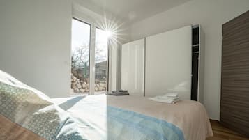 House (Three bedroom house) | 3 bedrooms, desk, soundproofing, cots/infant beds