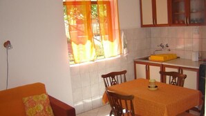 Appartement, 2 chambres, balcon, vue sur le jardin | Salle à manger