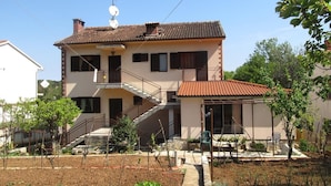 Appartement, 2 chambres, balcon, vue sur le jardin | Extérieur