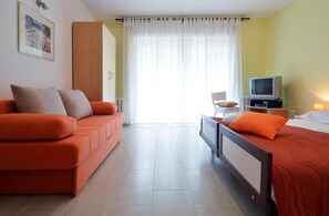 Apartamento, 2 habitaciones, patio, vistas al jardín | Salón