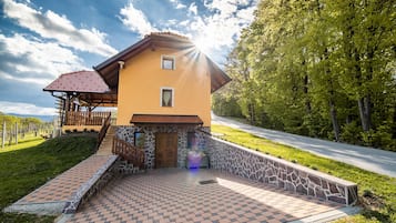 Pintu masuk properti