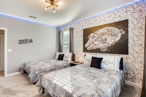 5 habitaciones, tabla de planchar con plancha y cuna de viaje 