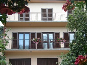 Departamento, 3 habitaciones, balcón, vista al jardín | Vista frontal de la propiedad