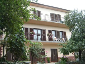 Apartamento, 3 quartos, sacada, vista para o jardim | Fachada