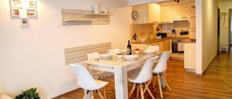 Apartemen (Three Bedroom Apartment) | Dapur pribadi | Lemari es dan meja makan