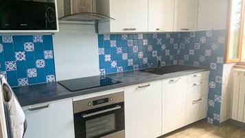 Frigorifero, microonde, forno, piano cottura