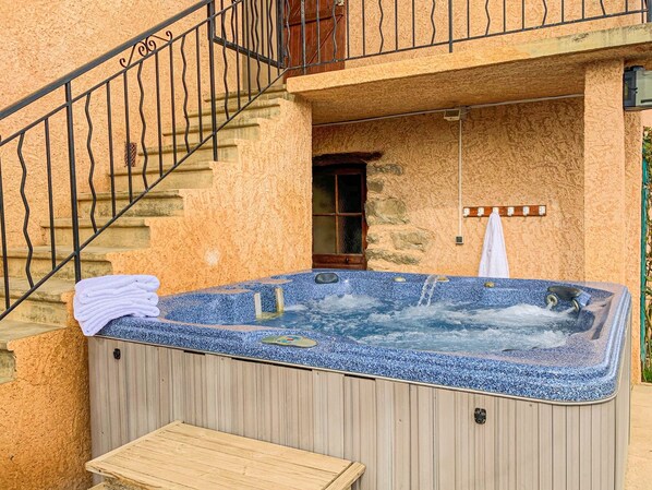 Outdoor spa tub - Villa écrin charance (Gap)