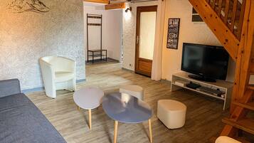 TV, lettore DVD, tavolo da ping pong, libri