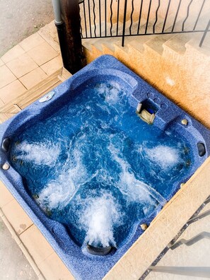 Outdoor spa tub - Villa écrin charance (Gap)