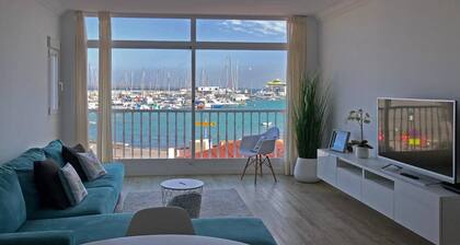 Modern And Bright Apartment With Sea Views