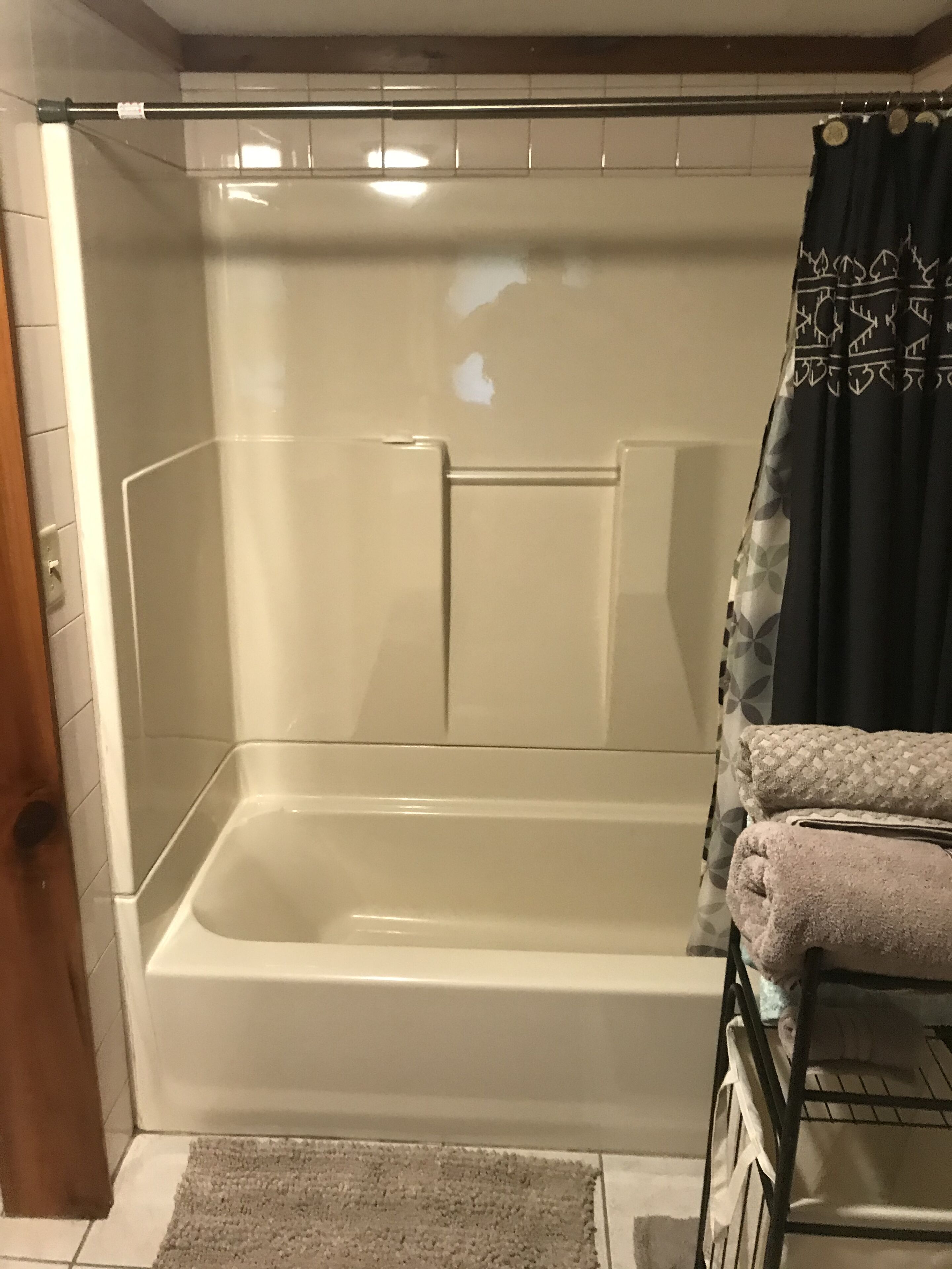 Kombinert dusj/badekar, hårføner, håndklær og såpe