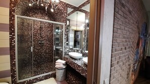 Dusche, Haartrockner, Bidet, Handtücher