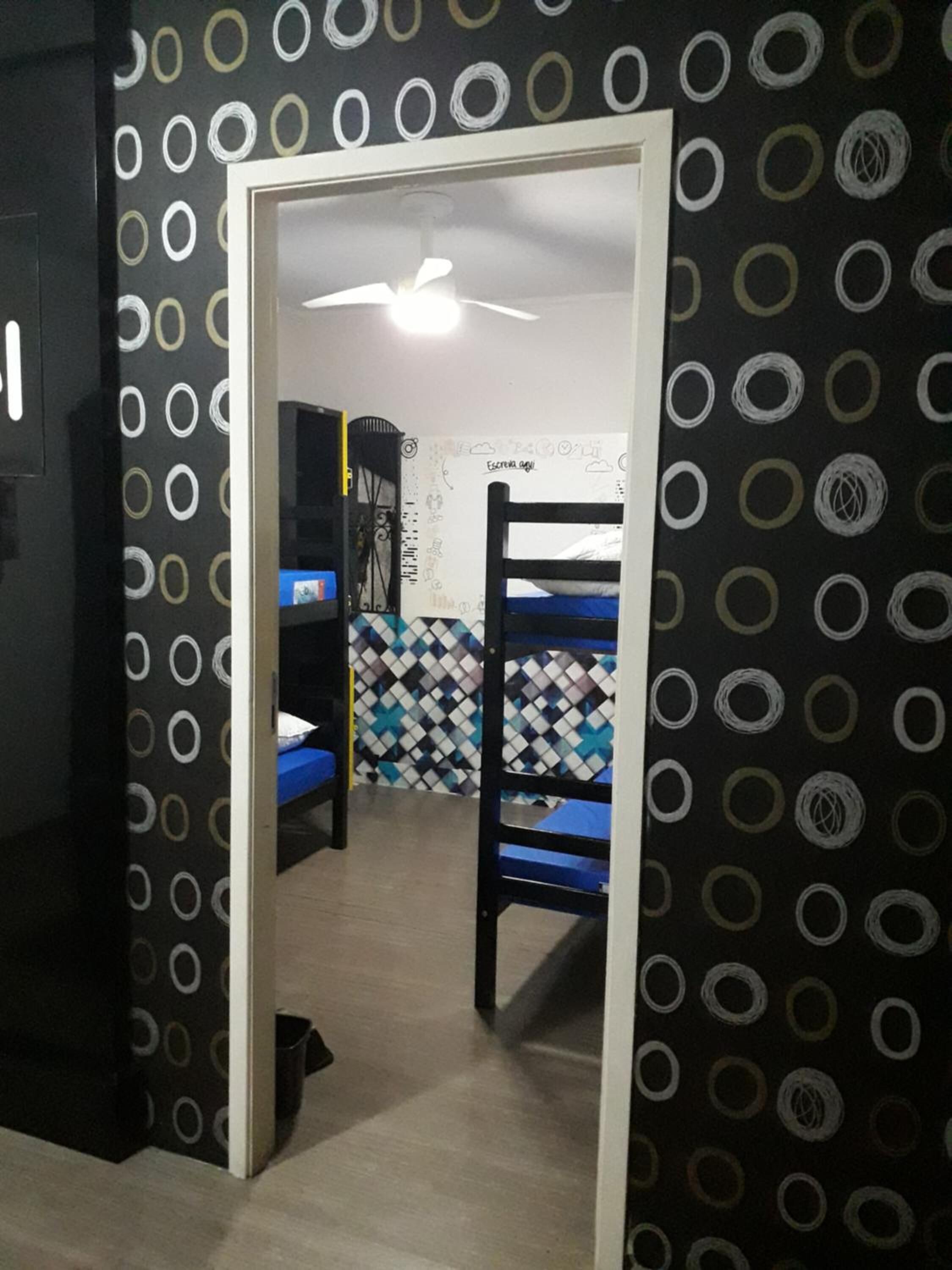 Hypo-allergenic bedding, free WiFi, bed sheets