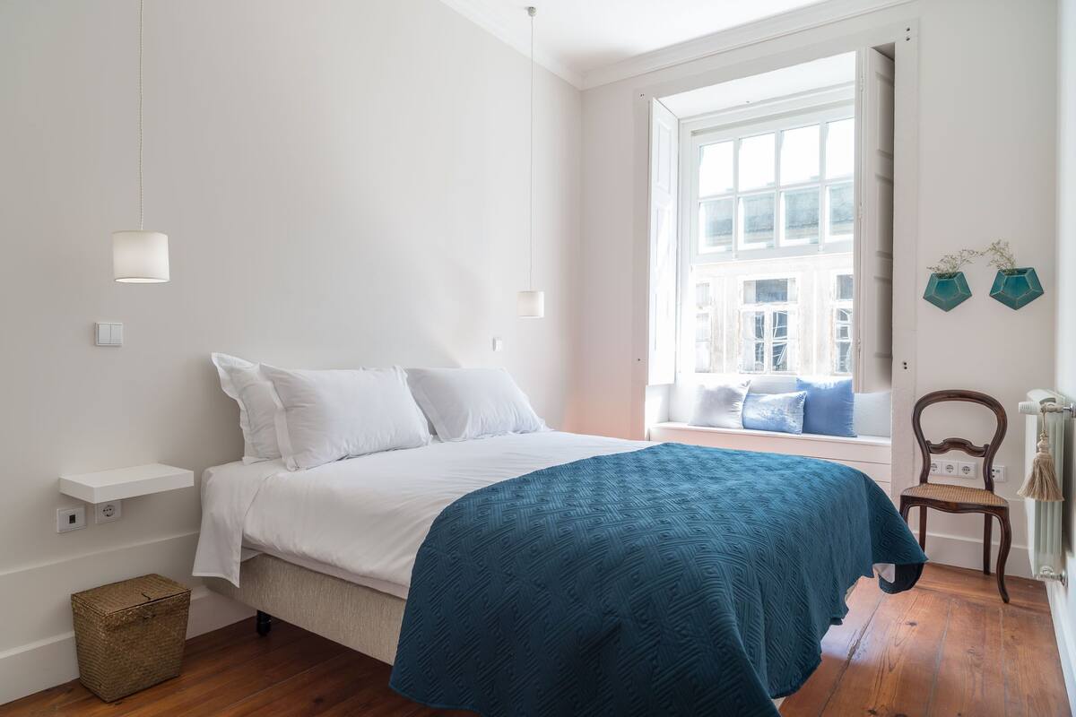 Desk, soundproofing, free cots/infant beds, free WiFi