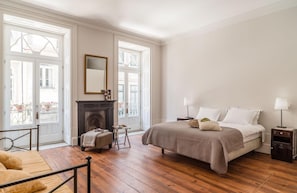 Desk, soundproofing, free cots/infant beds, free WiFi