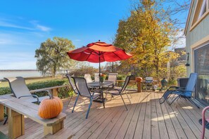 Outdoor dining - Gorgeous lake house (Geneva)