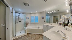 Combined shower/tub, hair dryer, towels