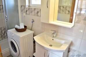 Shower - Apartment Marija 1 directly on the beach with two rooms (Betina)